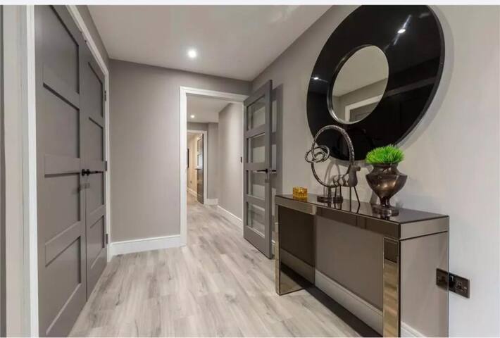 Luxury City Villa w/ Garden & Hot Tub, sleeps 6 -7 gallery image 5