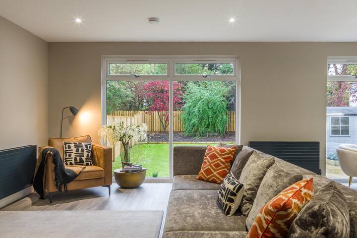 Luxury Festival Villa w/ Grdn &Hot Tub, sleeps6 -7 gallery image 5