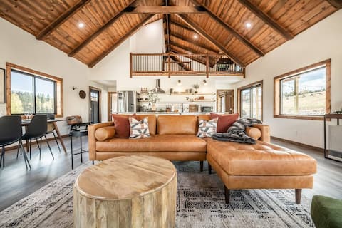Winter retreat- peaceful, cozy cabin with hot tub