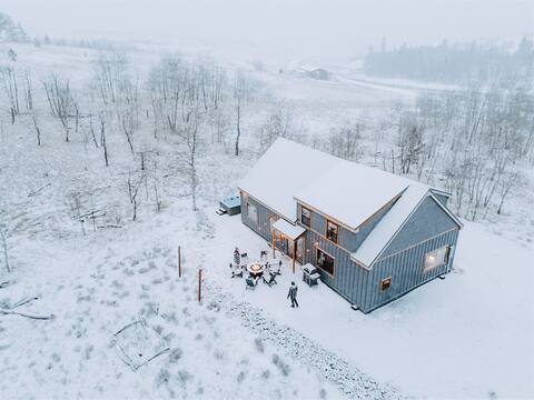 Serene escape - peaceful cabin with hot tub!