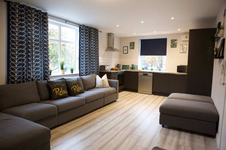 The Gathering Sale Manchester – Sleeps Up To 22 gallery image 2