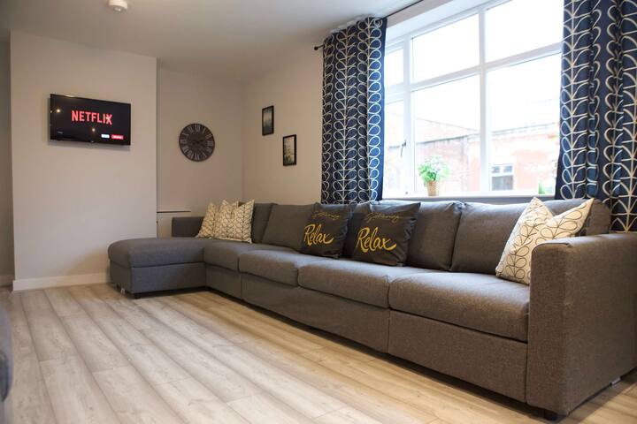 The Gathering Sale Manchester – Sleeps Up To 22 gallery image 4