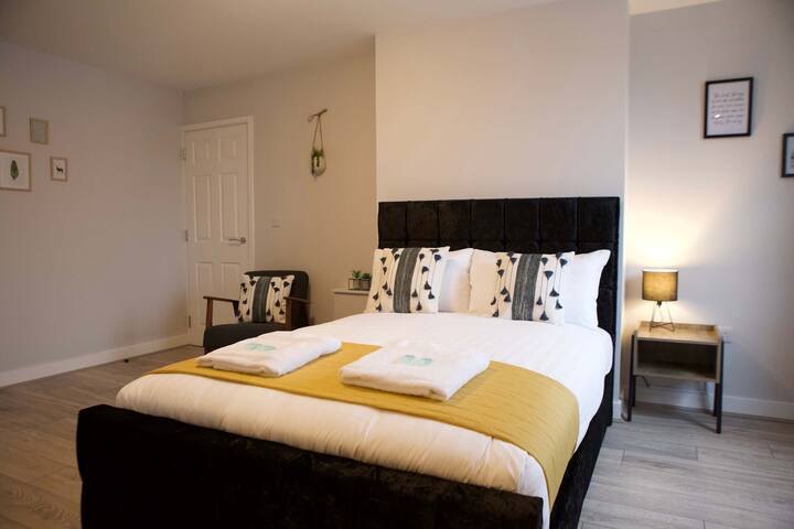 Lower Gathering Sale Nr Manchester – Sleeps 13 gallery image 2