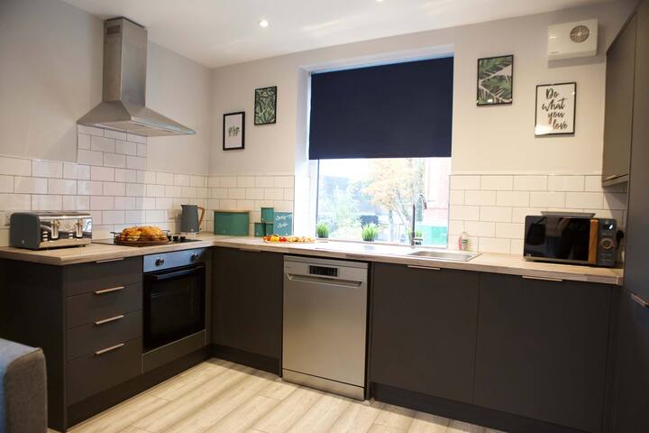 Lower Gathering Sale Nr Manchester – Sleeps 13 gallery image 3