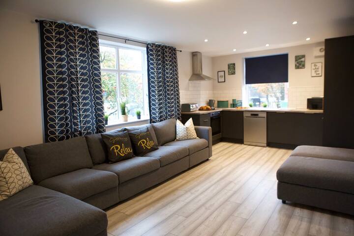 Lower Gathering Sale Nr Manchester – Sleeps 13 gallery image 5