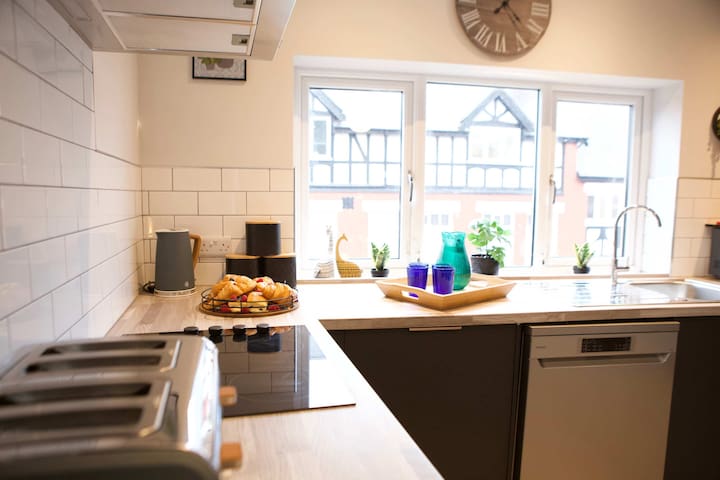 Upper Gathering Sale | Nr Manchester Sleeps 9