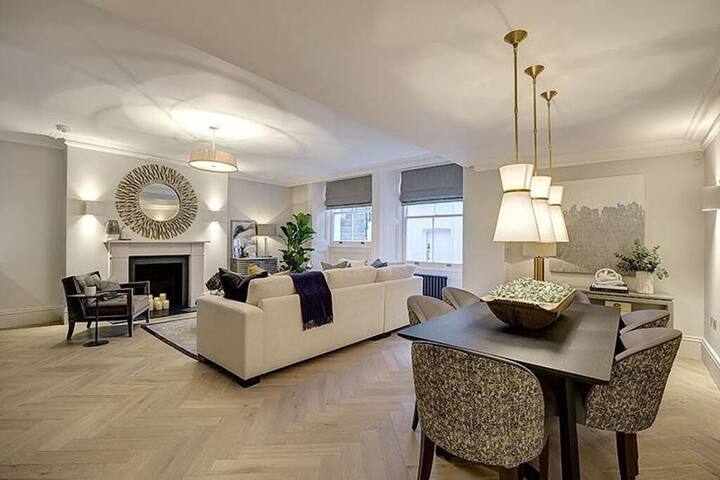 Stunning-Hyde Park- 2Bed-2Bath Luxury Single Level