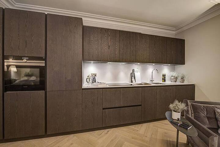 Stunning-Hyde Park- 2Bed-2Bath Luxury Single Level gallery image 3