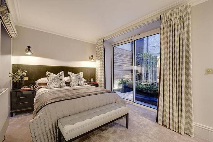 Stunning-Hyde Park- 2Bed-2Bath Luxury Single Level gallery image 4