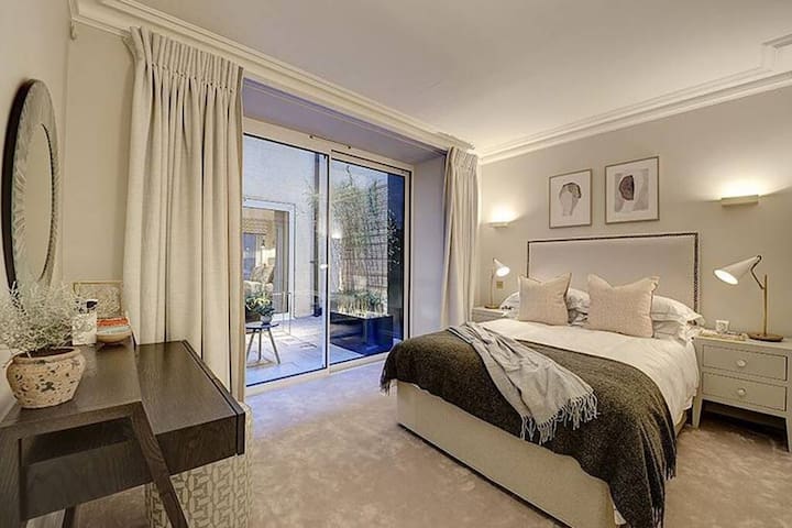 Stunning-Hyde Park- 2Bed-2Bath Luxury Single Level gallery image 5