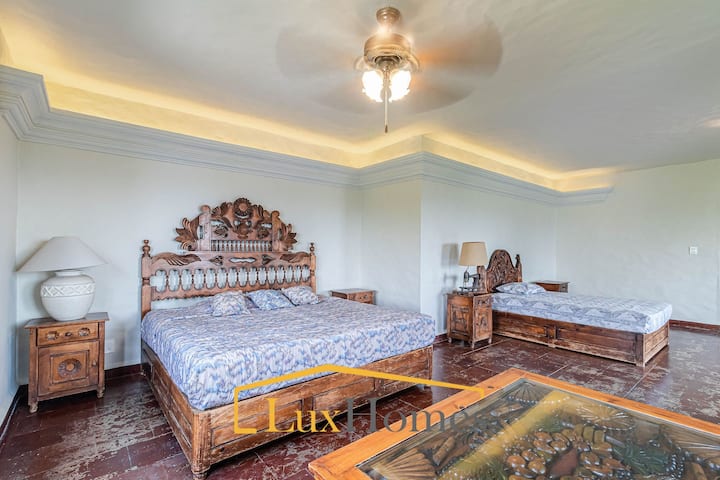 Стая с двойно легло king size, 1 отделно легло и обща баня.