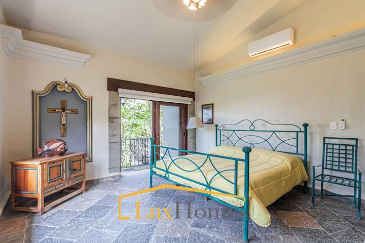 Спалня с двойно легло king size и климатик