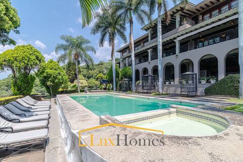 Luxurious house, spectacular view and pool p/20 pax