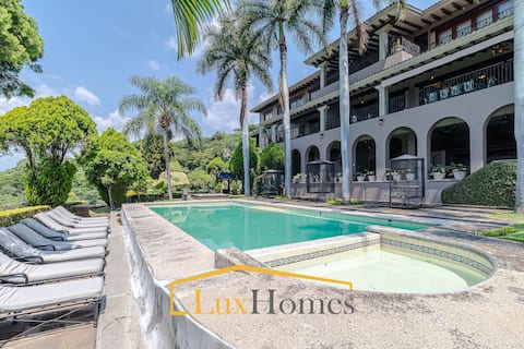 Luxurious house, spectacular view and pool p/20 pax