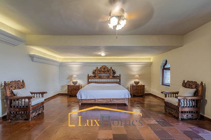 Спалня с двойно легло king size и обща баня 