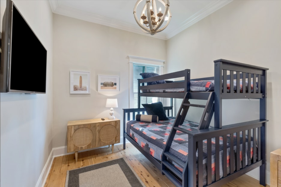 غرفة النوم 5 بسرير مزدوج بطابقين وحمام مدخل مشترك. الطابق الثاني.