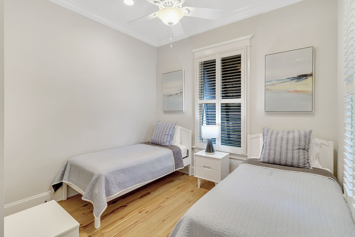 غرفة النوم 3 مع توأمين وحمام داخلي. الطابق الأول