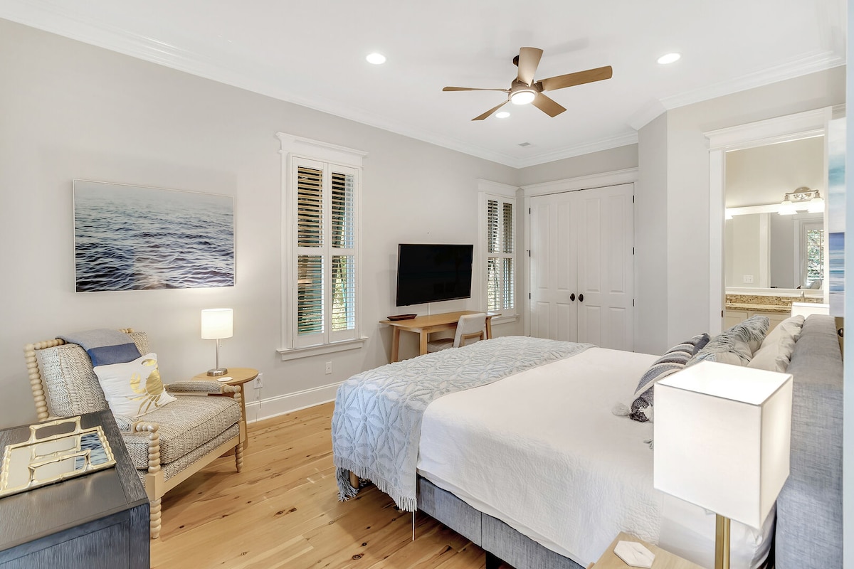 غرفة النوم 2 مع سرير كينج وتلفزيون وحمام داخلي، بما في ذلك أيضًا مساحة مكتب. الطابق الأول