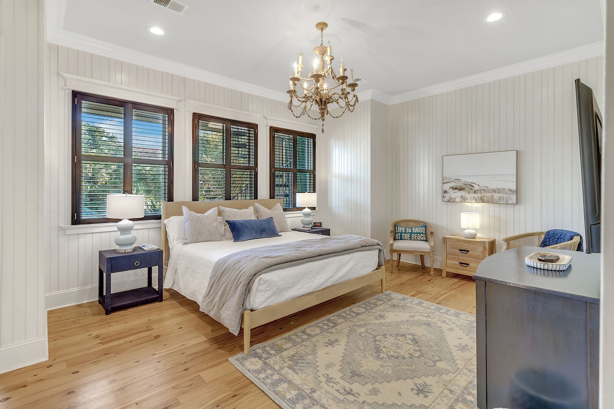 غرفة نوم 4 مع سرير كينج وتلفزيون وحمام داخلي. الطابق الأول