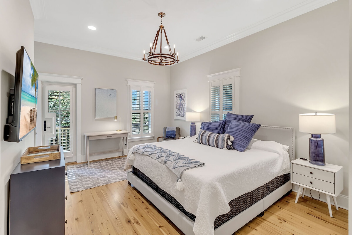 غرفة نوم 7 مع سرير كينج وتلفزيون وحمام داخلي. الطابق الثاني