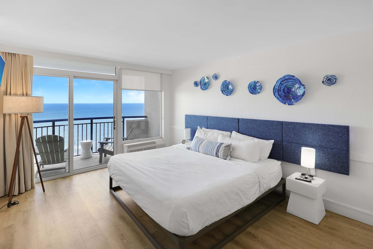 Vychutnajte si skvelý nočný spánok v tejto spálni s luxusnou manželskou posteľou, moderným dekorom a dostatkom prirodzeného svetla.