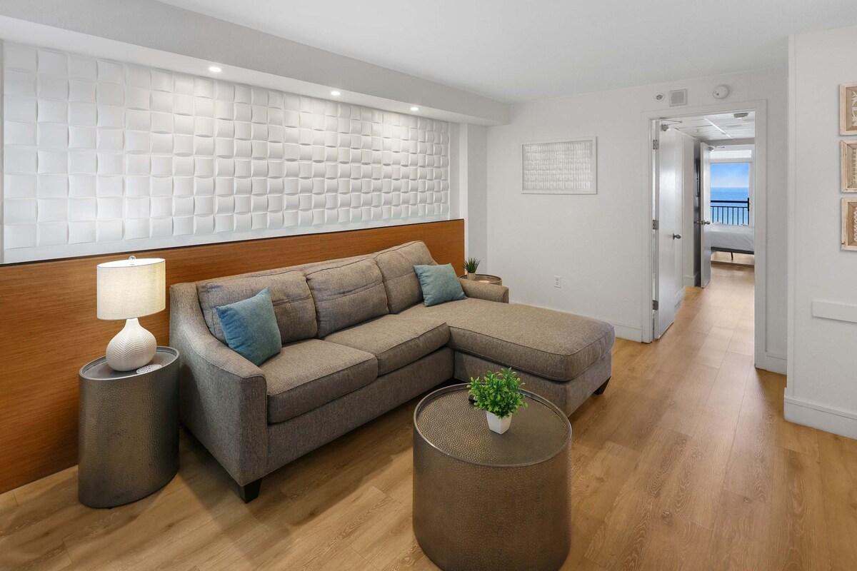 Oddýchnite si v tejto priestrannej a príjemnej obývačke. Pohodlné sedenie a štýlová výzdoba vytvárajú dokonalú atmosféru na útulný večer.