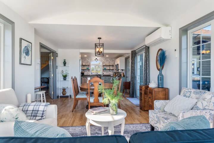 Riverview Countryside Farmhouse, King bed Spa Bath gallery image 5