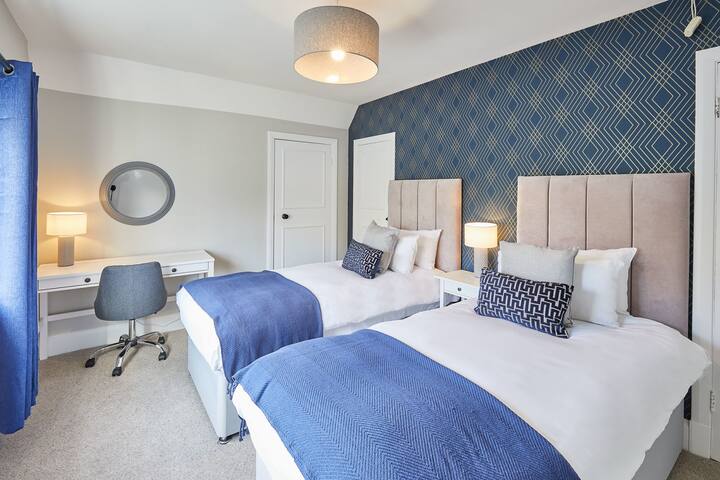 White Lodge, Scalby - домакин и престой