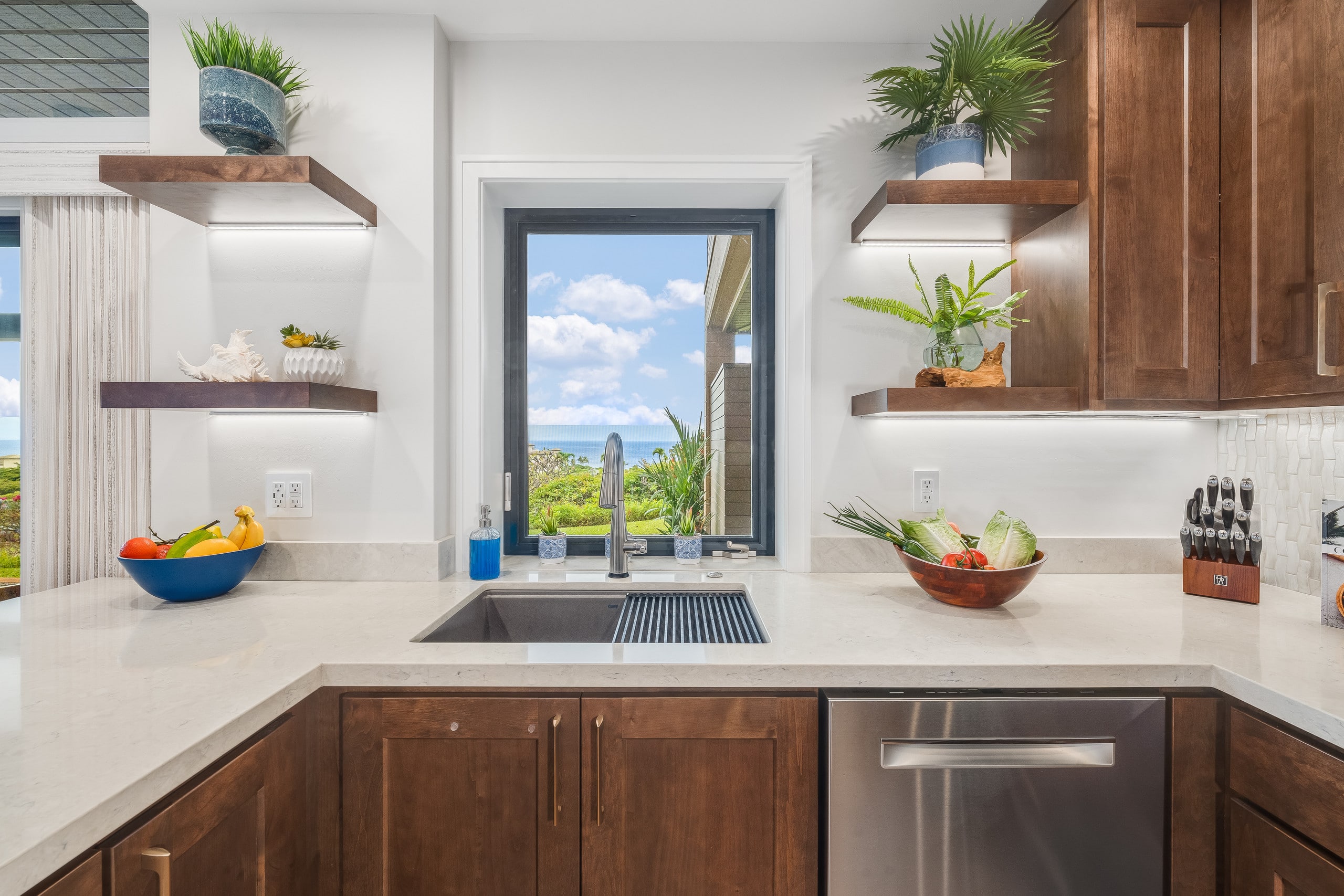 Condo in Lahaina · ★5.0 · 1 bedroom · 2 beds · 2 baths - Image 11