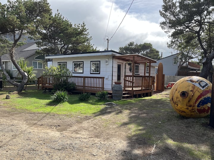 The Chillton Cozy cabin steps to beach Cabins for Rent in Cloverdale