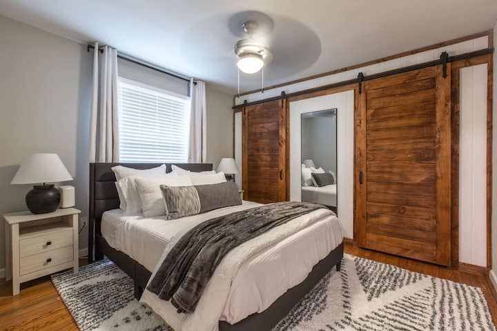 Главната спална соба има доволно простор за складирање зад плакарите.