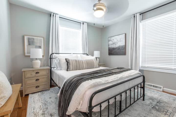 Чувствувајте се како дома во удобноста на нашиот простран брачен кревет (широк 150-179 см).