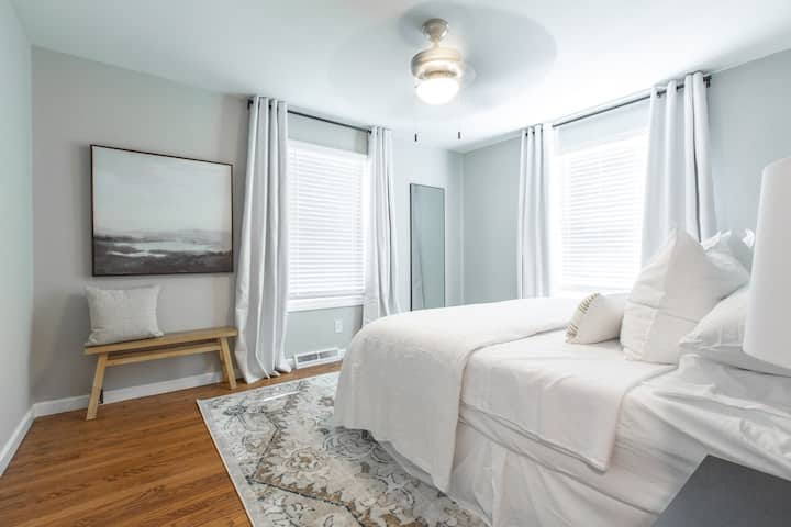 Искусете го совршениот ноќен сон во нашиот рајски брачен кревет (широк 150-179 см).