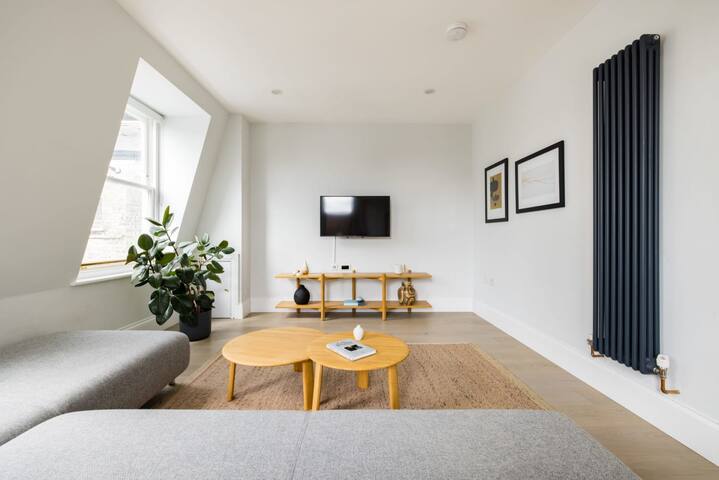 Spacious Leicester Sq 2BR – Terrace, Netflix & N gallery image 2