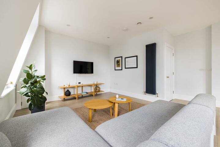 Spacious Leicester Sq 2BR – Terrace, Netflix & N gallery image 3