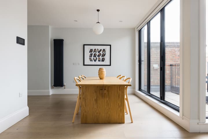 Spacious Leicester Sq 2BR – Terrace, Netflix & N