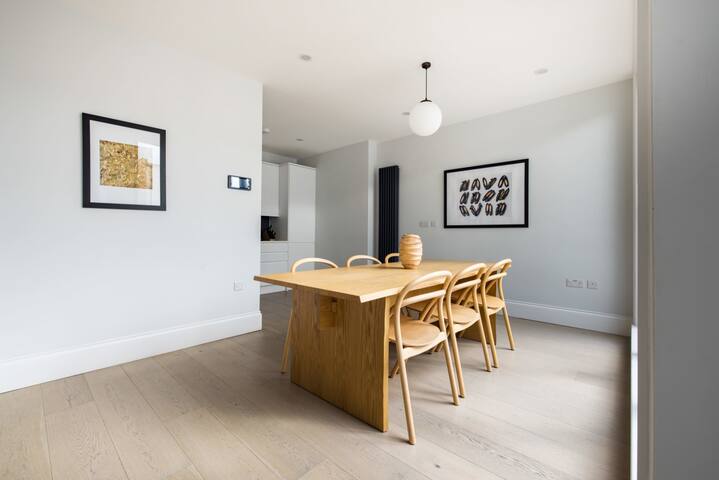 Spacious Leicester Sq 2BR – Terrace, Netflix & N gallery image 5