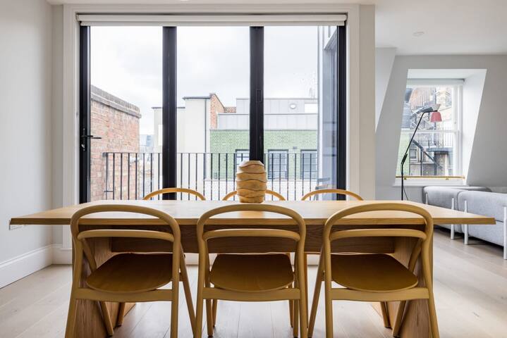 Spacious Leicester Sq 2BR – Terrace, Netflix & N gallery image 4