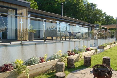 Paradwys with shephards hut, hot tub & fire pit