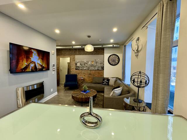 Lovely 3BR Condo in the heart of DT Mtl gallery image 4