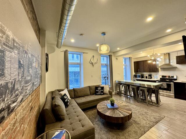Lovely 3BR Condo in the heart of DT Mtl gallery image 3