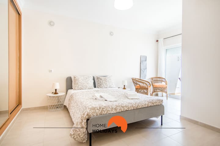Habitación con armario y cama doble 