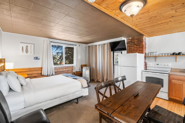 Საძინებელი 2-ადგილიანი საწოლი, სასადილო მაგიდა და სამზარეულოს სივრცე