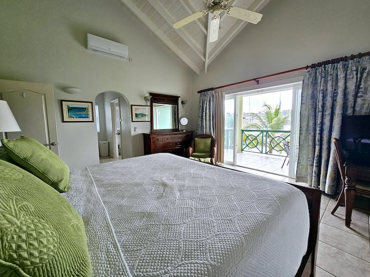 Dormitorio principal con cama de trineo tamaño king con vista al puerto deportivo.