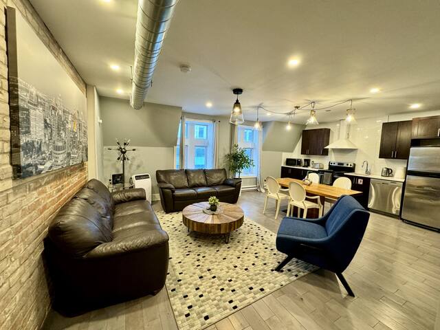 Lovely 3BD Condo Right Center of DT Mtl gallery image 2