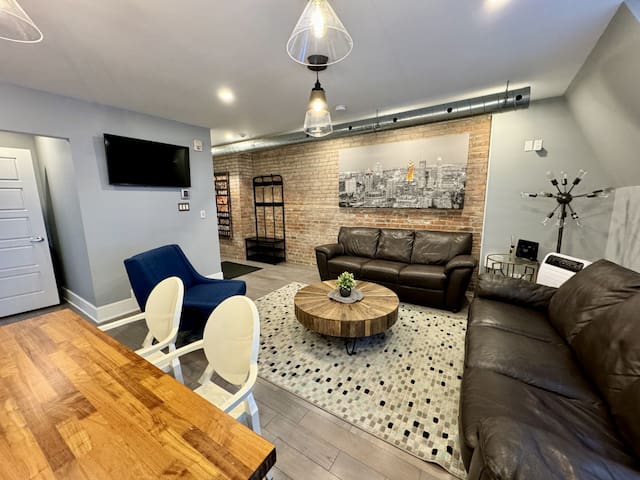 Lovely 3BD Condo Right Center of DT Mtl