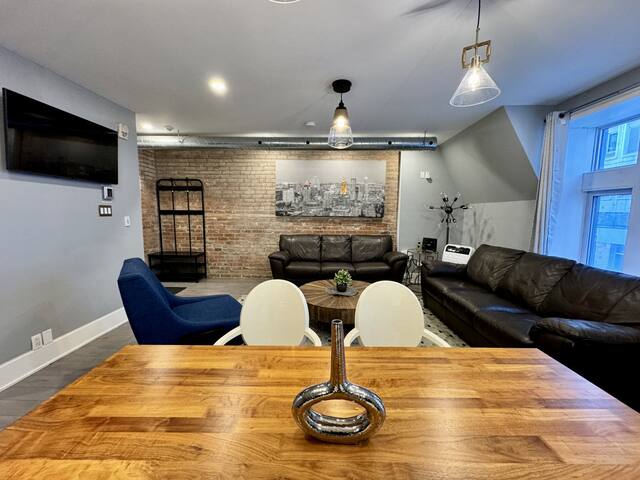 Lovely 3BD Condo Right Center of DT Mtl gallery image 4