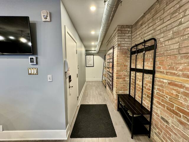 Lovely 3BD Condo Right Center of DT Mtl gallery image 5