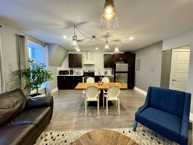Lovely 3BD Condo Right Center of DT Mtl gallery image 3