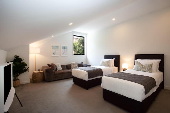 ضاعف الراحة، وضاعف النعيم: استرخ في رفاهية سريرنا المزدوج الفسيح.